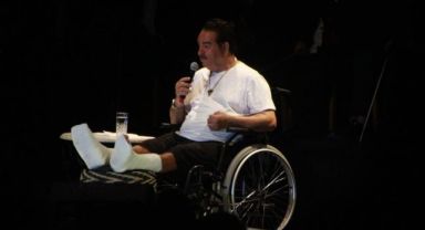 Gündüz ölümden dönen Tatlıses, akşam tekerlekli sandalye ile sahneye çıkıp konser verdi