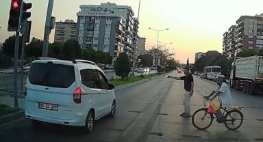 İki yaya, kırmızı ışıkta geçen aracın altında kalmaktan son anda kurtuldu