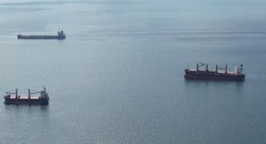 İstanbul'da sürüklenen gemi, başka bir gemiye çarptı