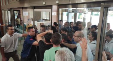 İşten çıkarılan işçilerden eylem! Arbede çıktı