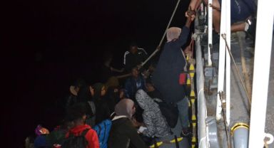İzmir açıklarında 194 düzensiz göçmen kurtarıldı, 45 göçmen yakalandı