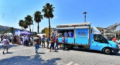 İzmir Büyükşehir Belediyesi aşure bereketini 12 bin kişiyle paylaştı
