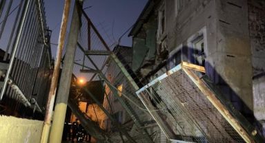 İzmir’de 3 katlı metruk binanın duvarı çöktü