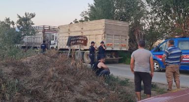 İzmir'de iki kamyonun arasında sıkışan şahıs hayatını kaybetti