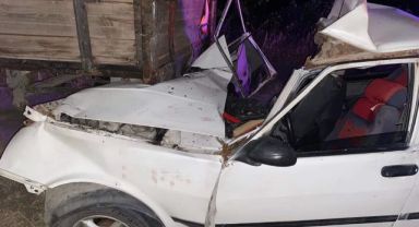 İzmir'de otomobil traktör kasasına çarptı, 2 kardeşten biri öldü