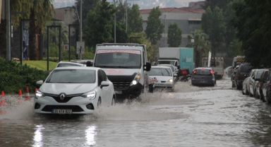 İzmir'de yağmur hayatı felç etti