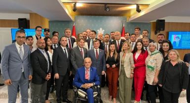 İzmirli eski Bakan Gelecek Partisi'ne katıldı