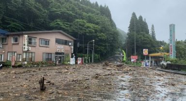 Japonya'da sel: Tren seferleri iptal edildi