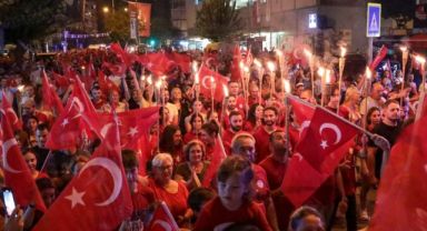 Karşıyaka'da omuz omuza zafer yürüyüşü