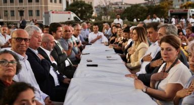 Karşıyaka'da yüzlerce kişi birlikte oruç açtı