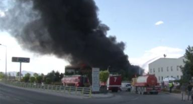 Konya'da boya fabrikasında büyük çaplı yangın