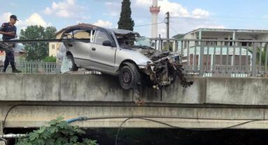 Köprünün korkulukları otomobile ok gibi saplandı: 1 yaralı
