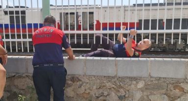 Korkulukları aşan itfaiye erleri trendeki yangına müdahale etti