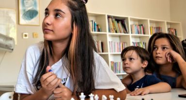 Köylerde çocuklara satranç eğitimi