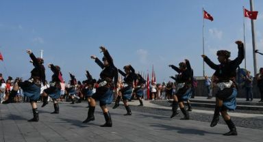 Kuşadası'nda 100.yıl Zafer Bayramı Coşkusu