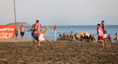 Menderes’te Plaj Futbolu Turnuvası