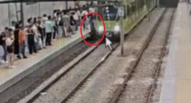 Metronun önüne atlayan şahıs yürekleri ağza getirdi