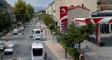 Öfkelenen genç kız ortalığı birbirine kattı