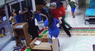 Önce eşini sonra sağlık çalışanlarını darp etti