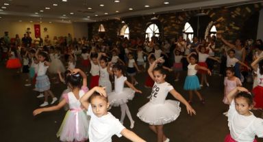 Sanat ve Kişisel Gelişim Atölyeleri’nde rengarenk final: Minikler yeteneklerini sergiledi