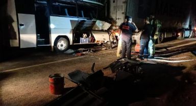 Servis minibüsü ile tır çarpıştı: 2 ölü