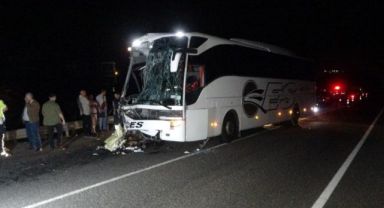 Tıra arkadan çarpan otobüste 1 kişi öldü, 43 kişi yaralandı