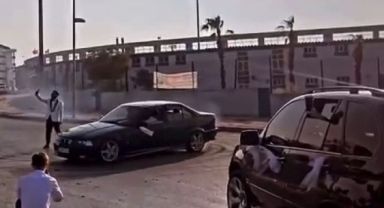 Trafiği durdurup damadın etrafında drift yaptılar!