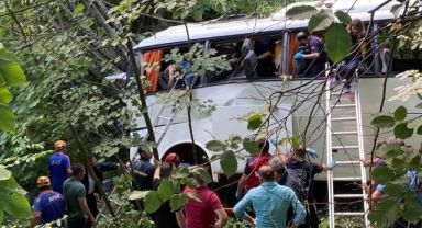 Tur otobüsü şarampole uçtu: 1 ölü, 45 yaralı