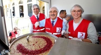 TÜRK KIZILAY İZMİR ŞUBESİ’NDEN VATANDAŞLARA AŞURE İKRAMI