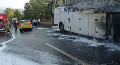 Yolcu otobüsü alev alev yandı; karayolu ulaşıma kapandı
