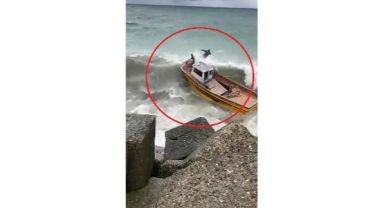 Alabora olan tekneyi kurtarmak isterken ölümle burun buruna geldiler