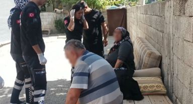 Annesini bıçakladı, babasını darbetti