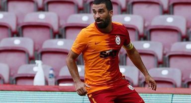 Arda Turan futbolu bıraktığını açıkladı
