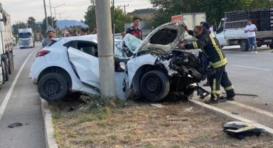 Aydınlatma direğine çarpan otomobilin sürücüsü öldü