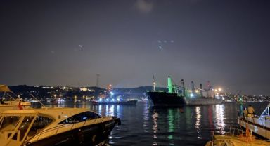 Bebek sahilinde karaya oturan gemi kurtarıldı