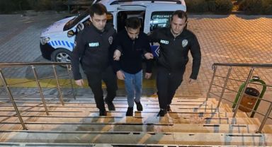 Bekçileri görünce uyuşturucu maddeyi yere atıp kaçmaya başladı
