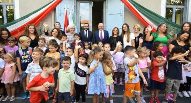 Birleşmiş Milletleri andıran okulda eğitim başladı