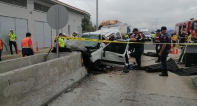 Bolu'da feci kaza, hafif ticari araç gişe bariyerlerine ok gibi saplandı: 3 ölü, 1 yaralı