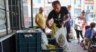 Buca’da bağ bozumu bereketi yurttaşla paylaşıldı