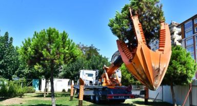 Buca Metrosu inşaatı sürüyor… Ağaçlar taşınarak koruma altına alınıyor