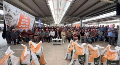Büyükşehir’den Dikili’deki üreticiye yem desteği
