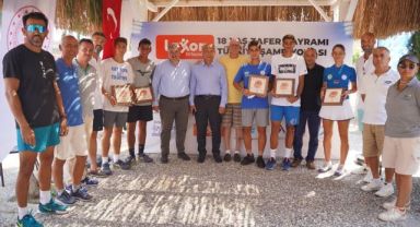 Çeşme Tenis Turnuvası'nda ödüller sahiplerini buldu