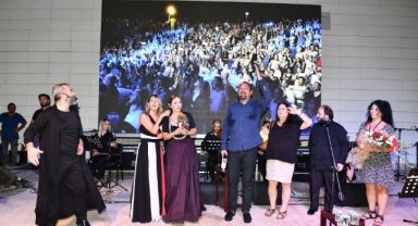 Çiğli’de Zuhal Olcay rüzgarı esti