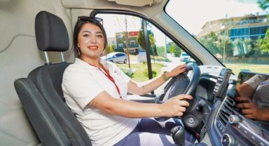 Gaziemir’in ilk kadın ambulans şoförü Hazal Sert