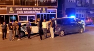 İzmir'de alkollü şahıs ihbara gelen polisi bıçakla yaraladı