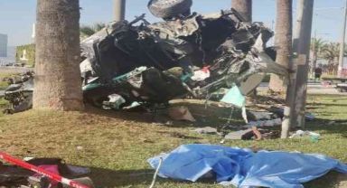 İzmir'de bariyerleri aşıp ağaca çarpan araç hurdaya döndü: 2 ölü, 1 yaralı