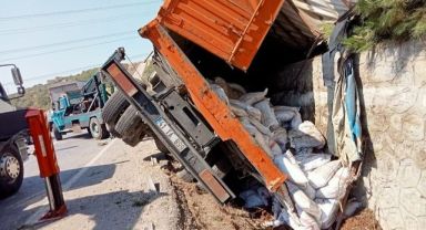İzmir'de freni boşalan kamyon, devrilip sürüklendi