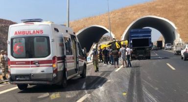 İzmir'de lastiği patlayan tır dehşet saçtı: 1 ölü, 5 yaralı