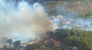 İzmir'de ormanlık alanda yangına havadan ve karadan müdahale
