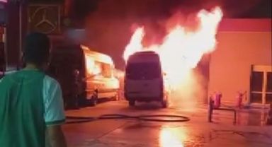 İzmir’de panik anları: Akaryakıt istasyonunun yanında bulunan minibüs alev alev yandı